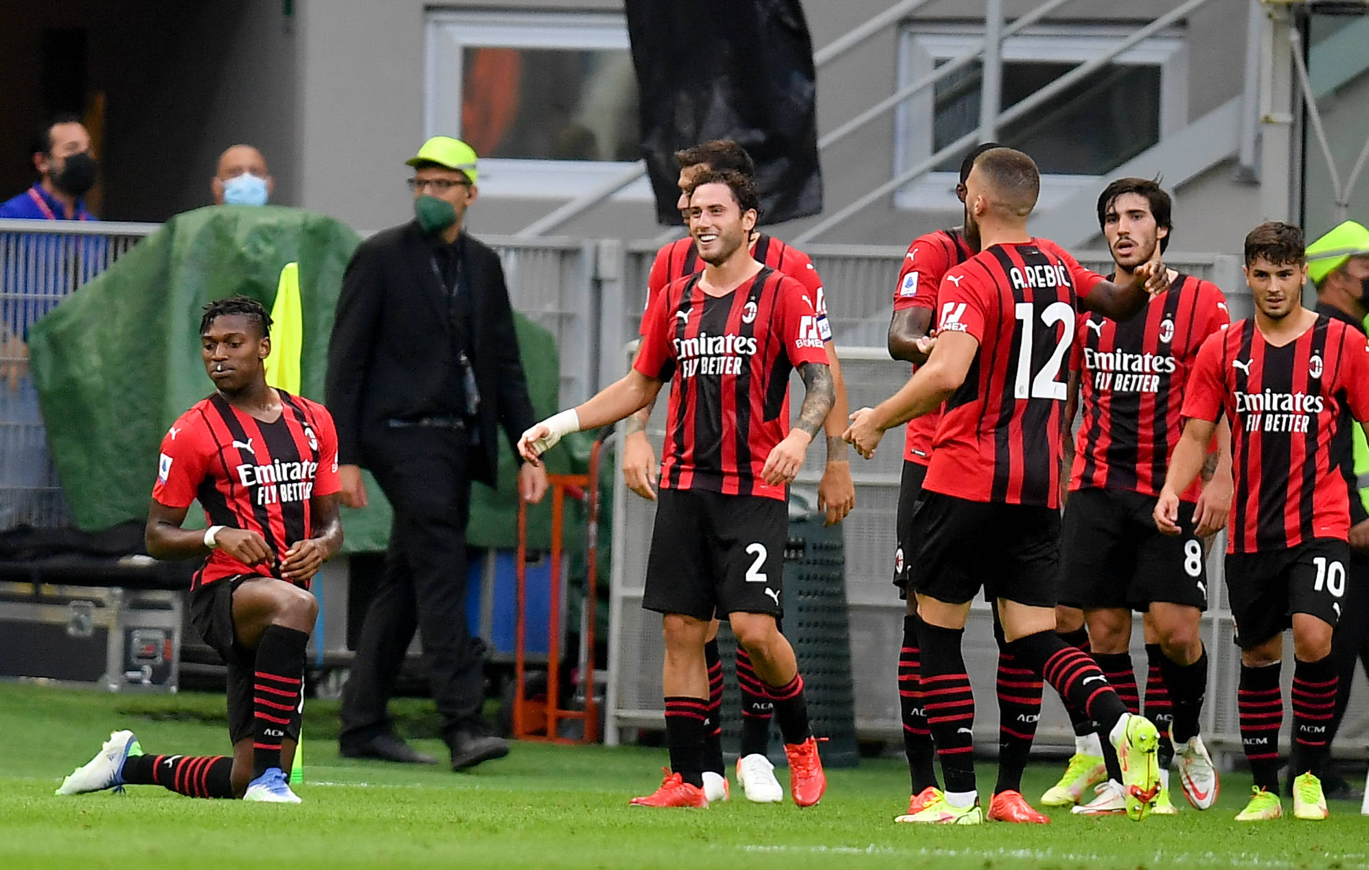 巴萨重返诺坎普当天日程：赛前有烟花秀，中场休息有乐队表演（巴萨回归诺坎普当日安排：赛前烟花秀，半场乐队登场）