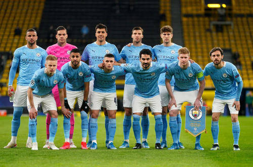 给你修修胡子，瓦科分享自己用剪刀剪克雷桑胡子的照片（瓦科晒照：亲自拿剪刀为克雷桑修胡子）