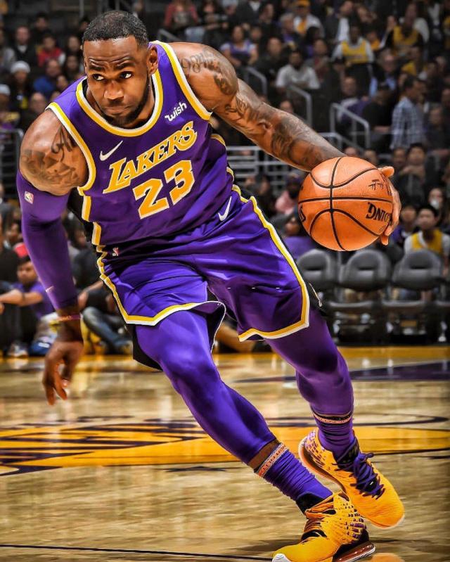 三人转！KD发球申京策应，助飞阿门滑翔空切暴扣！（三人精妙联动：KD发球申京串联，阿门滑翔空切重扣）