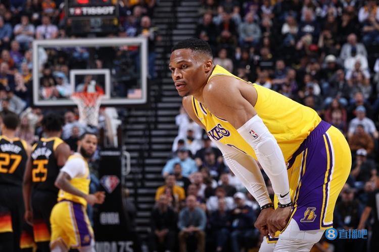 状元本色！弗拉格篮下接球原地起跳 单臂举火烧天暴扣惊艳全场（状元风采尽显！弗拉格篮下接应原地起飞，单臂擎天重扣惊艳全场）