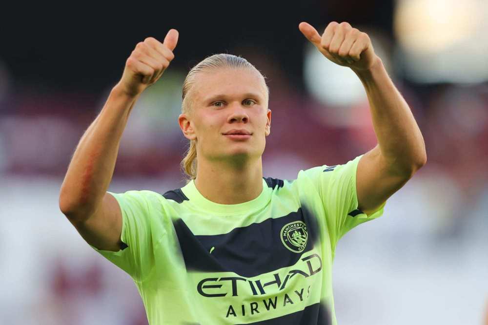 意甲最新动态：米兰锁定18岁新锋，国米仅落榜首一分（意甲快讯：米兰盯上18岁新前锋，国米距榜首仅差一分）