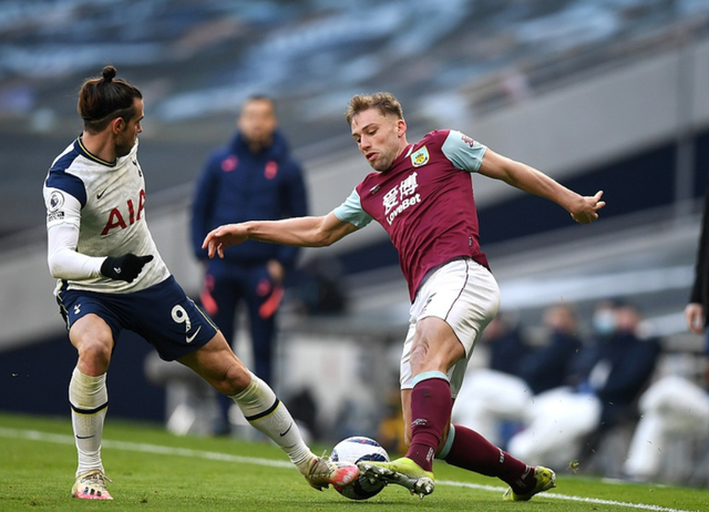 低效！兰德尔21次出手拿到21分，被小杰克逊完全压制（手感低迷！兰德尔21投仅得21分，遭小杰克逊全面压制）