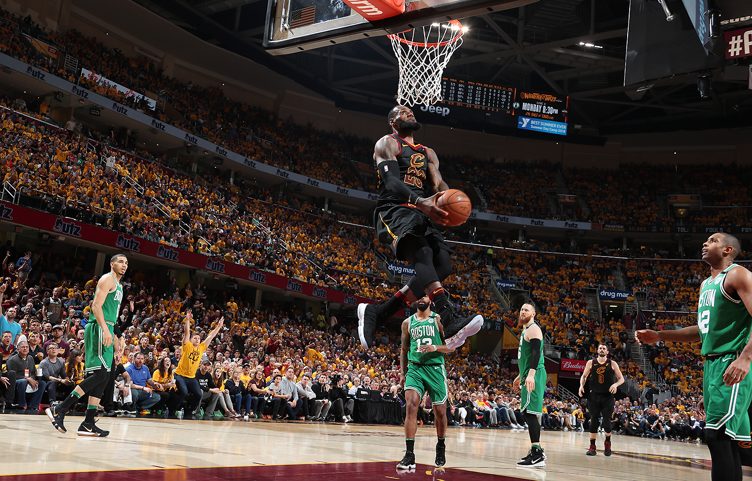 德甲焦点对决：柏林联合3-1战胜RB莱比锡，终结三连败颓势（德甲焦点战：柏林联合3比1击退RB莱比锡，止住三连败）