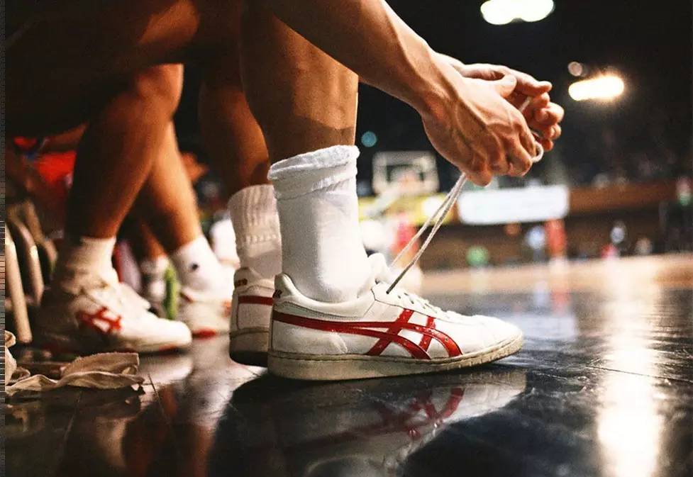 莱奥罚点前铃木彩艳对他说踢右边，最终莱奥踢向右边并且罚进（点球前铃木彩艳示意踢右，莱奥随即射右命中）