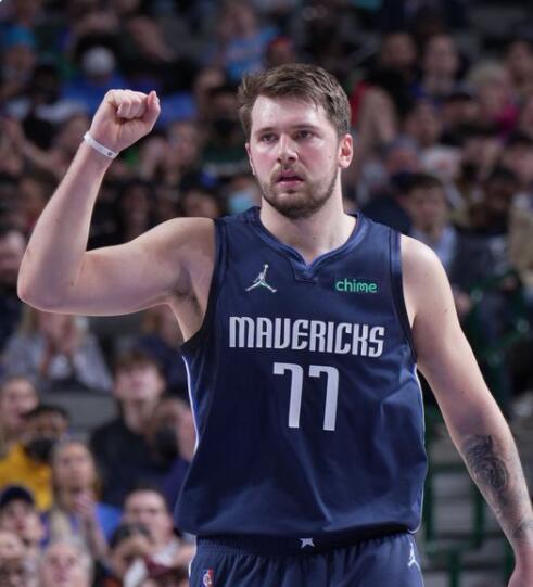 篮球勇士球员三分纪录被打破，全场致敬（勇士球员三分纪录遭刷新，全场起立致敬）