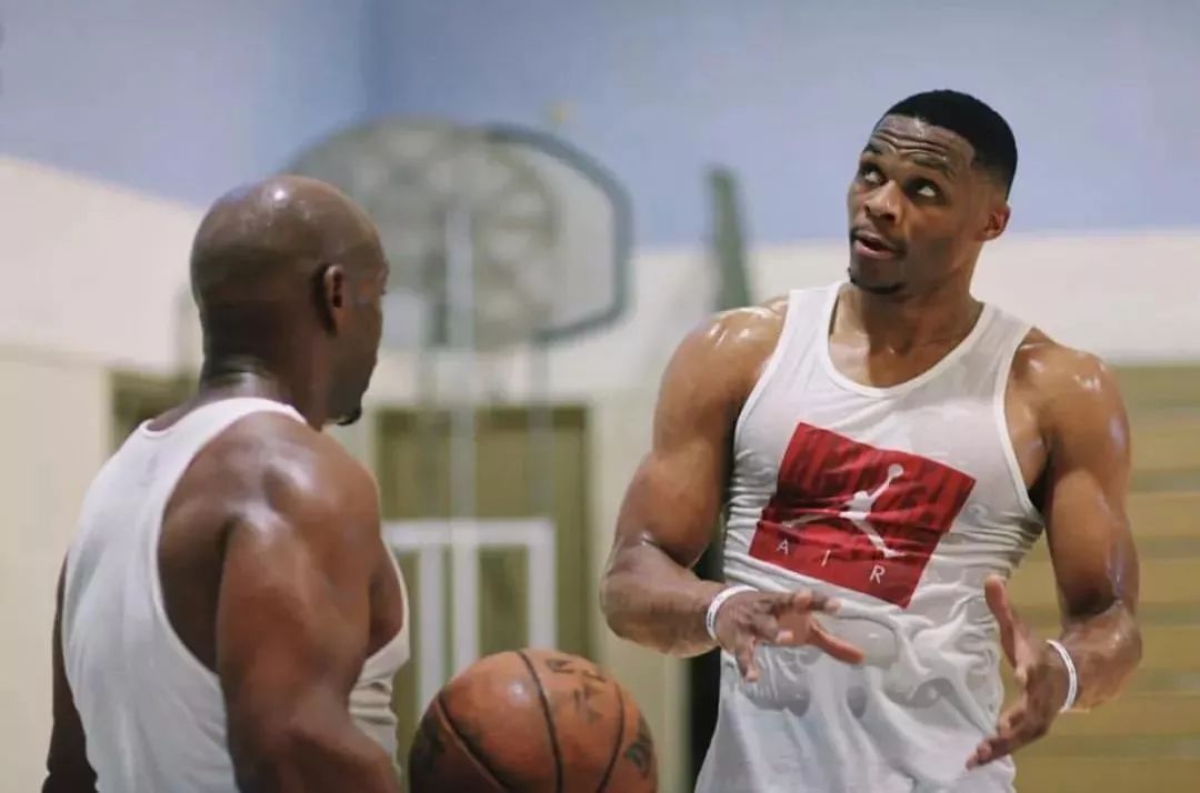 麦卡利斯特二哥：我们个子不高也不快，但总有办法取得成功（麦卡利斯特二哥：不高也不快，我们一样能赢到最后）