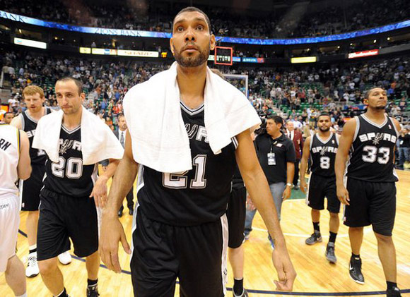 东契奇31+15+11詹皇末节12分，艾顿打爆21中4大帝，湖人力克76人（东契奇31+15+11，詹皇末节独取12分；艾顿压制大帝21投仅4中，湖人击败76人）