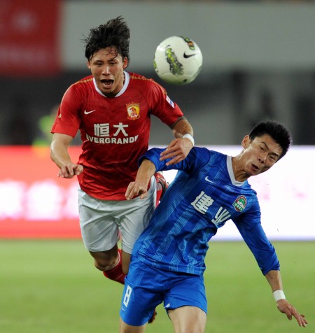 奥萨苏纳与巴萨的诺坎普对决：利斯基的挑战与决心（诺坎普之战：巴萨迎击奥萨苏纳，利斯基决心突围）