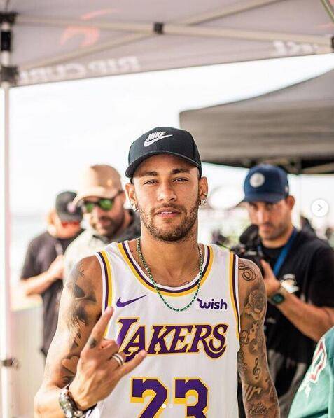 今晚战卫冕冠军！媒体人晒上海主帅卢伟与洛夫顿交流（今夜对阵卫冕冠军！媒体人分享上海主帅卢伟与洛夫顿互动）