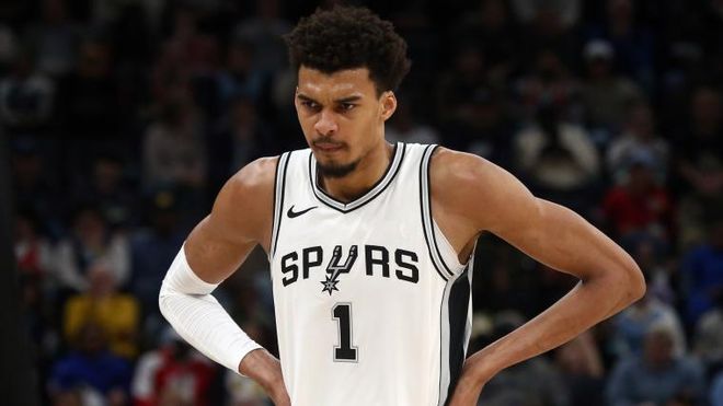 庆祝苏超夺冠，泰州市委书记与泰州队球员合唱《歌唱祖国》（为庆祝苏超夺冠，泰州市委书记携泰州队球员同唱《歌唱祖国）