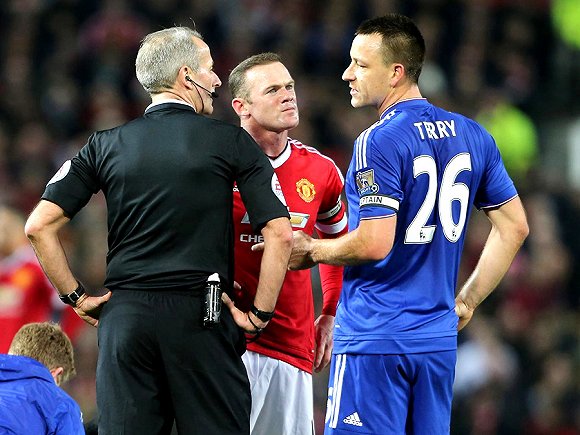 疑似拉倒巴恩斯未吹罚犯规，詹姆斯：我只是碰了他，没拉他（被质疑拉倒巴恩斯未判犯规，詹姆斯回应：只是碰到并非拉人）