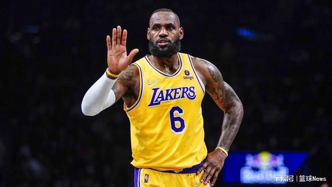 回顾老詹与狄龙整场较劲始末：二人多次发生口角&肢体接触（复盘詹姆斯与狄龙全场对峙：双方多次爆发言语冲突与身体碰撞）