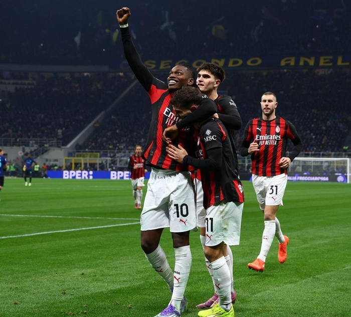 缺兵少将的上海海港，是中超唯一没有输给柔佛新山的球队（人手紧张的上海海港成中超唯一未负柔佛新山的球队）