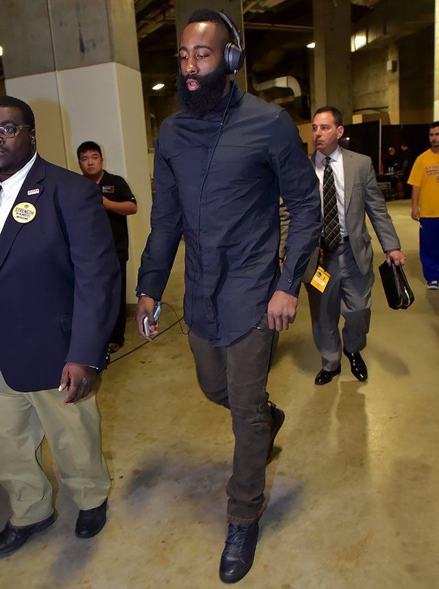 罗马诺：巴萨全力支持阿劳霍，目前没考虑引进新中卫（罗马诺：巴萨力挺阿劳霍，暂不考虑引进中卫）