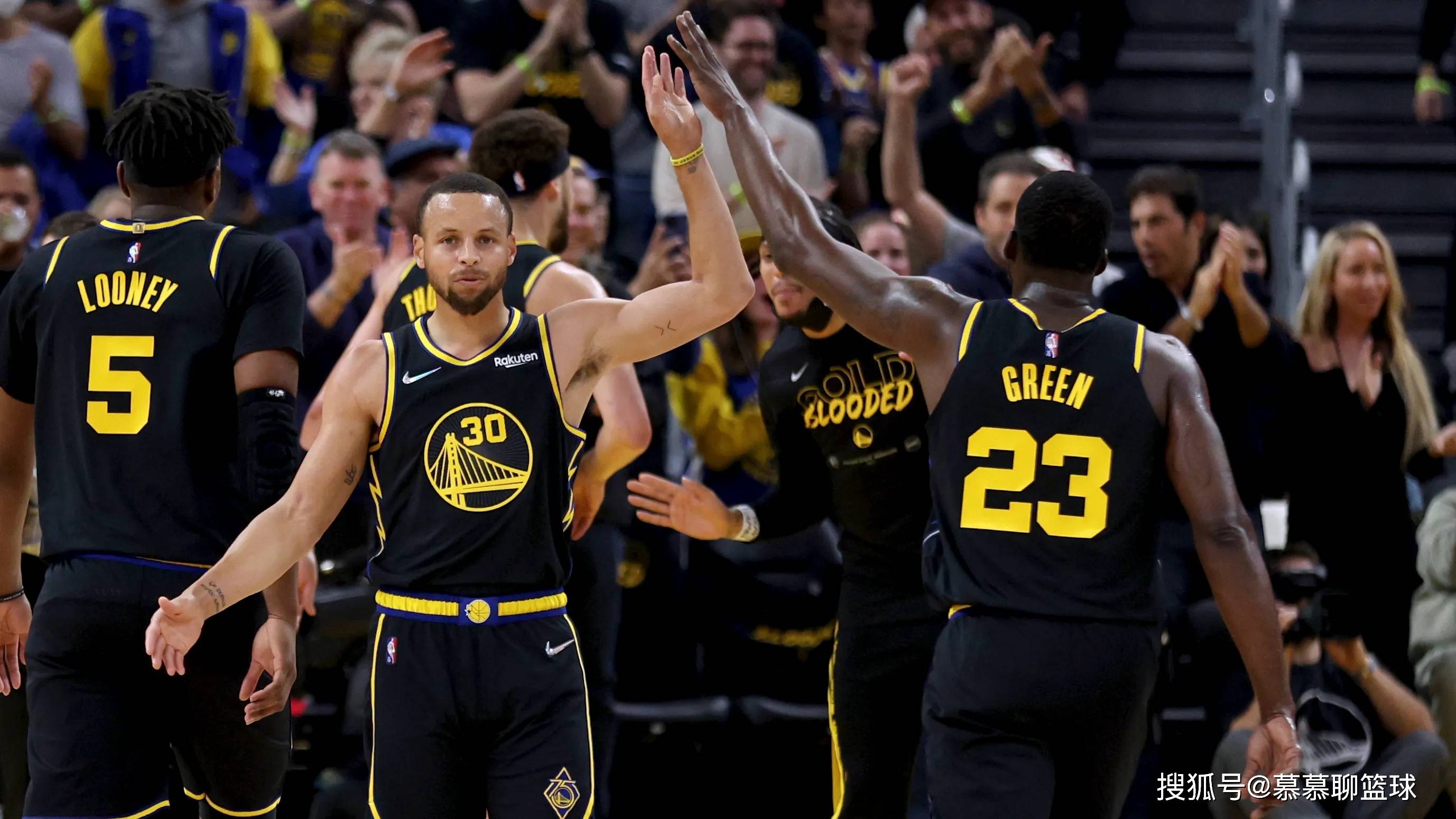 球队反超比分成功，逆转经典重演（球队完成反超，再度上演经典逆转）