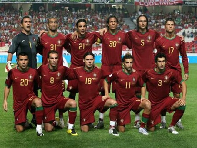 达成生涯400助里程碑，梅西赛后把球衣送给了看台上的父母（梅西达成生涯第400次助攻里程碑，赛后将球衣送上看台献给父母）