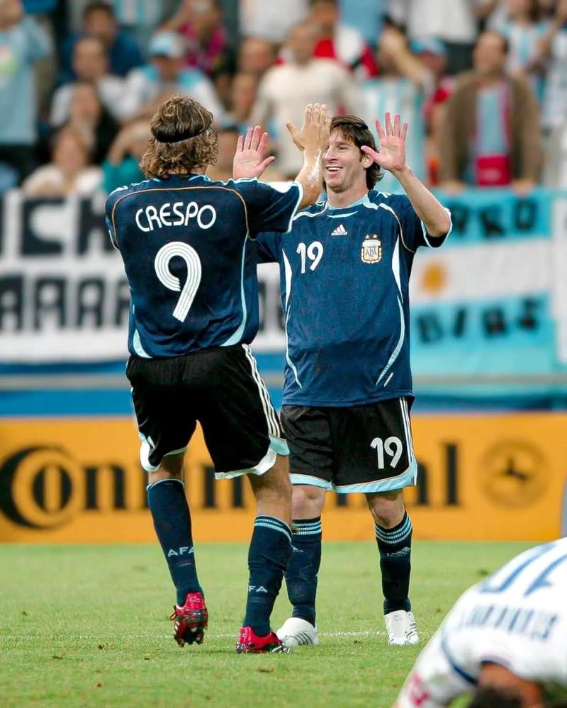 球迷：这人能飞吧？（球迷惊呼：他是会飞的吗？）