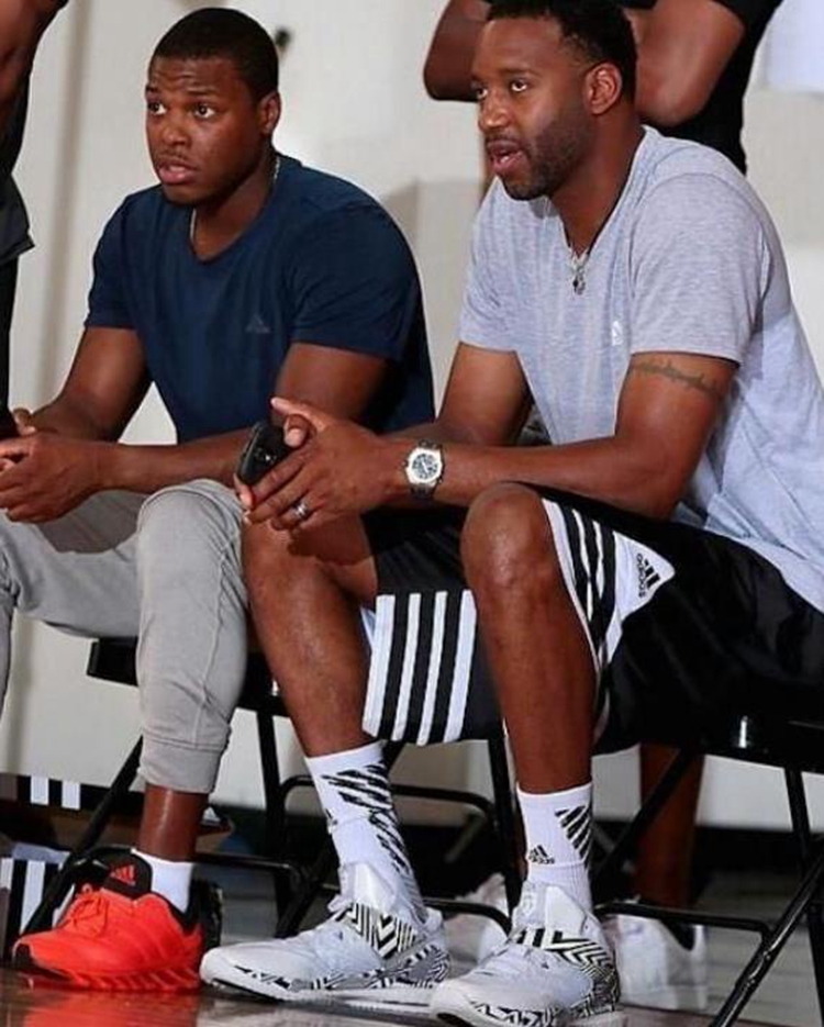 原声看火箭湖人冲突!戴维森故意冲撞克勒贝尔双方垃圾时间险些冲突（原声直击火箭对湖人摩擦：戴维森疑似故意撞倒克勒贝尔，垃圾时间险酿冲突）