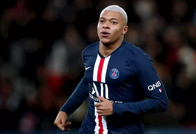 都悲伤！阿森纳被扳平球迷遗憾捂脸，狼队遭绝杀球迷神情落寞（双双失落！阿森纳被扳平球迷捂脸叹息，狼队遭绝杀神情黯然）