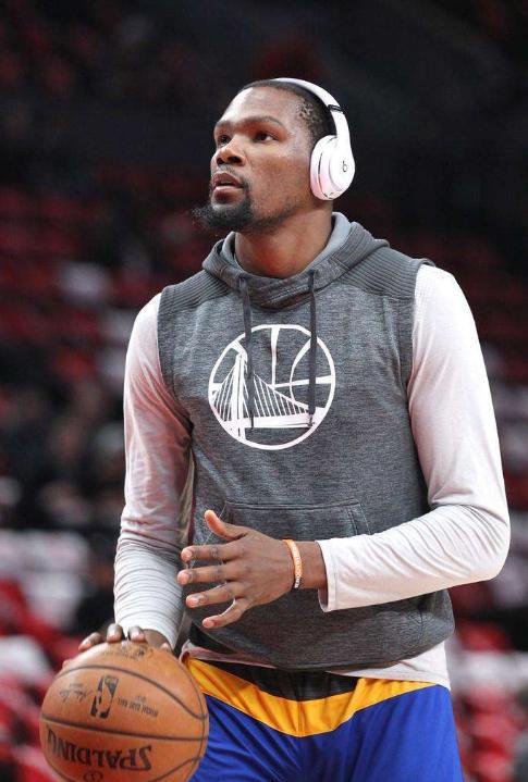 阿斯：皇马绝不会通过竞价来引援中卫，专注于合同到期的球员（阿斯报：皇马不参与中卫竞价，锁定合同将满球员）