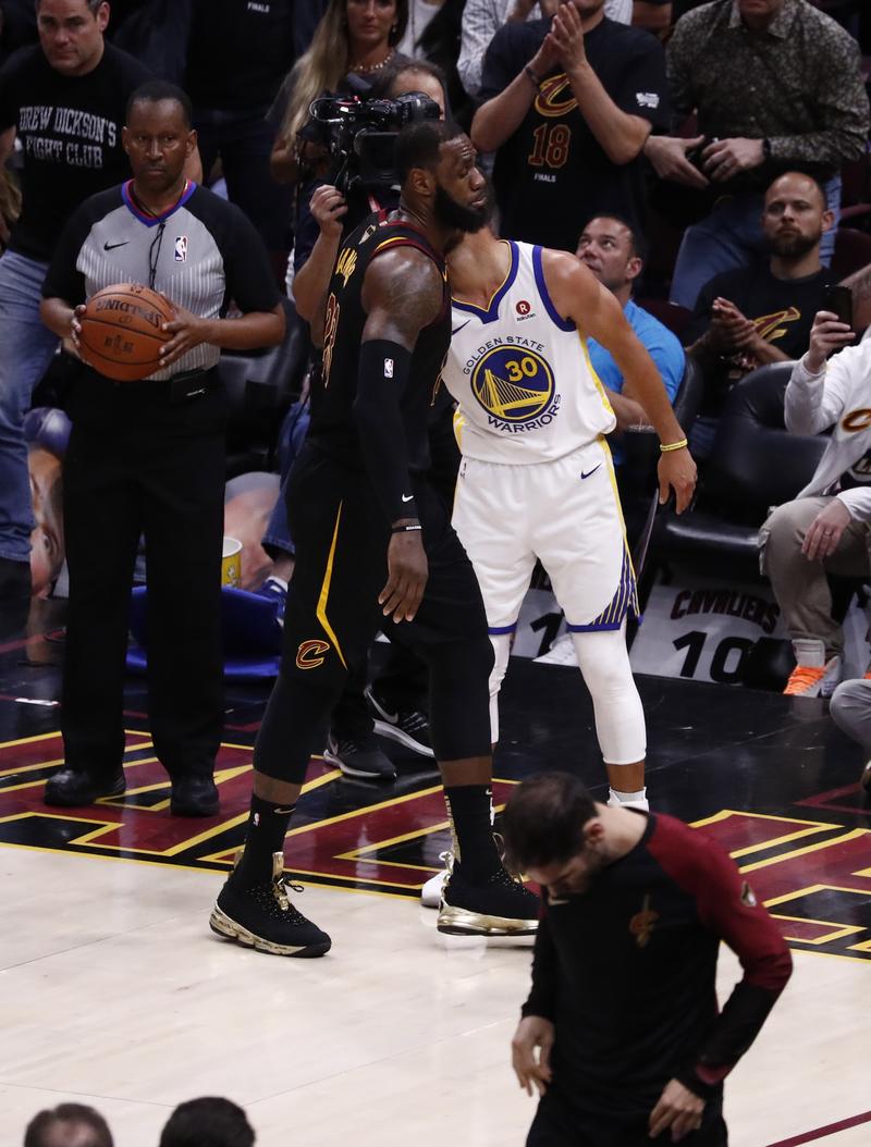 揭秘比赛黑幕：裁判判罚争议，杜兰特盖帽未算入账（赛场争议曝光：判罚引风波，杜兰特封盖未计入）