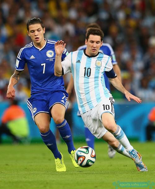 英超-卡拉菲奥里推射制胜 阿森纳1-0狼队（英超：卡拉菲奥里制胜球助阿森纳1-0击败狼队）