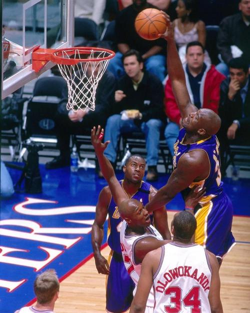 国米vs科莫首发：索默、泽林斯基先发，劳塔罗搭档图拉姆（国际米兰战科莫首发：索默、泽林斯基出战，劳塔罗联手图拉姆）