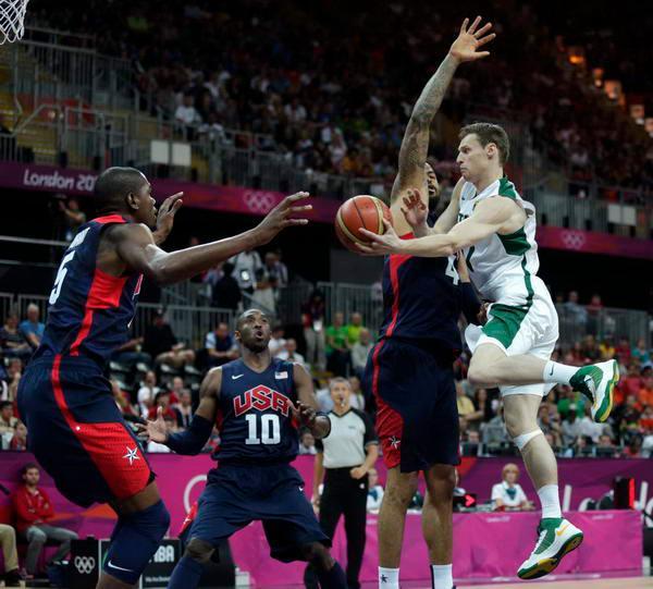 不是太稳！郭艾伦半场5中2拿到7分4板1助 3失误&被王少杰大帽（状态欠佳！郭艾伦半场5投2中拿7分4篮板1助攻，3次失误+遭王少杰大帽）