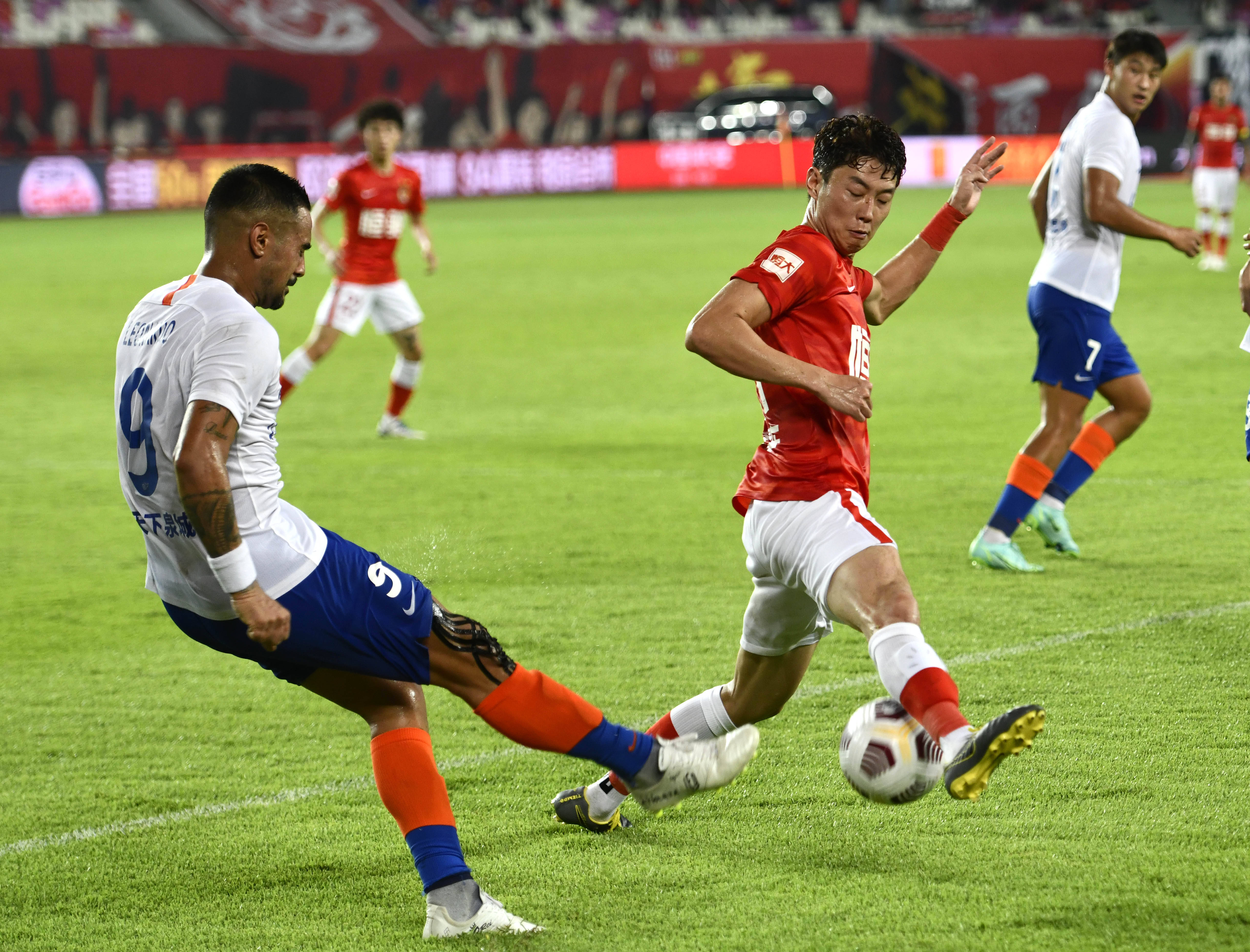 前河北队门将王年将成拍戏时被打伤，眼角被打开缝了三针（前河北队门将王年将在拍戏时遭打伤，眼角裂开缝了三针）