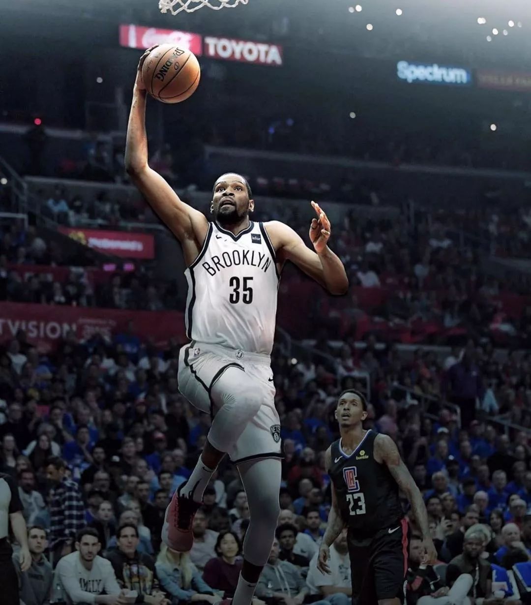 AC米兰内线强攻摧毁对手（AC米兰中路强攻击溃对手）