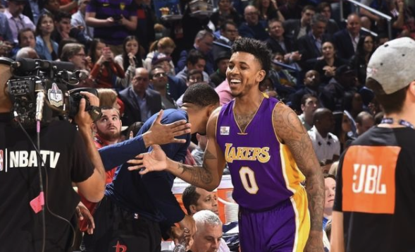 哈特揭示NBA杯与季后赛氛围差异（哈特：NBA杯与季后赛的氛围截然不同）